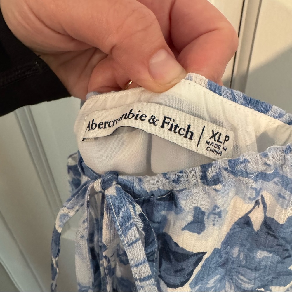 Abercrombie & Fitch Crinkle Textured Smocked Waist Midi Dress in Blue Floral - Picture 7 of 9